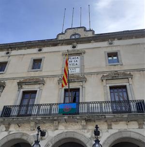 El 8 d'abril es commemora el Dia Internacional del Poble Gitano i oneja la bandera a la façana de l'Ajuntament de Vilanova. Ajuntament de Vilanova