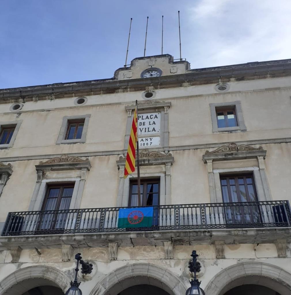 El 8 d'abril es commemora el Dia Internacional del Poble Gitano i oneja la bandera a la façana de l'Ajuntament de Vilanova. Ajuntament de Vilanova