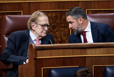 El candidat de Vox a la presidència del govern espanyol, Ramón Tamames, amb el líder de Vox, Santiago Abascal. ACN