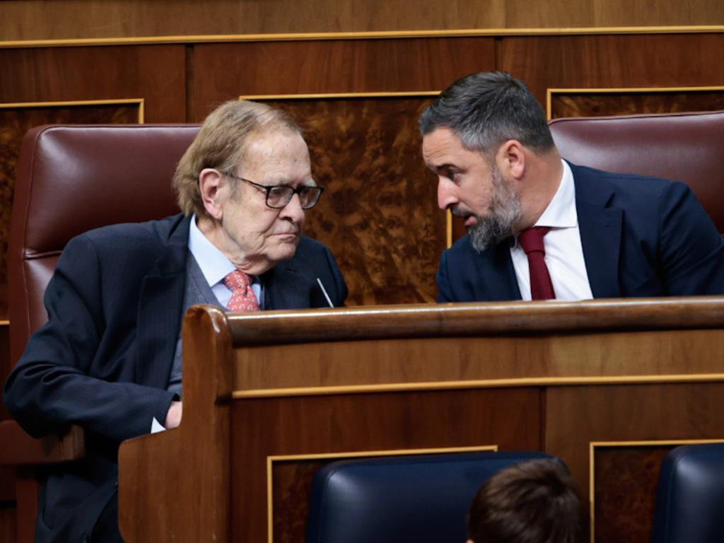 El candidat de Vox a la presidència del govern espanyol, Ramón Tamames, amb el líder de Vox, Santiago Abascal. ACN