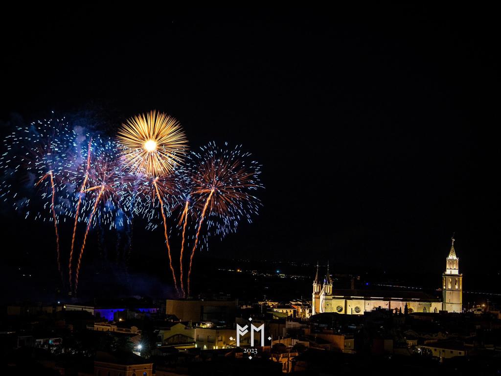 El castell de focs de Vilafranca del Penedès, des de l'aire. Festa Major de Vilafranca