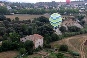 El cel d'Igualada s'omple amb una cinquantena de globus en el primer vol de l'European Balloon Festival. ACN