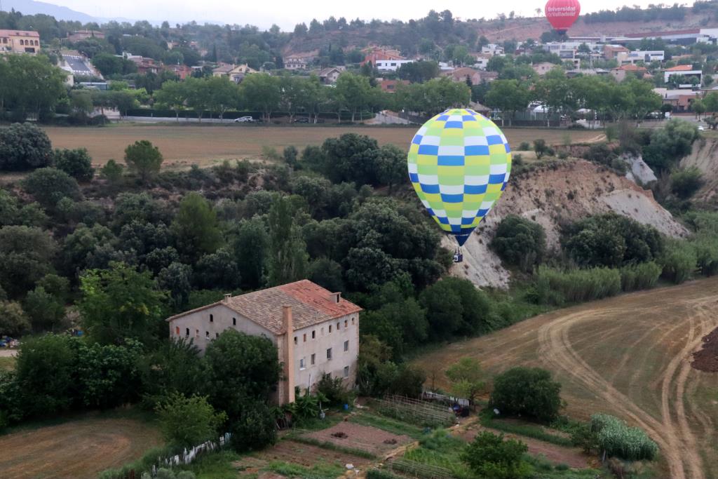 El cel d'Igualada s'omple amb una cinquantena de globus en el primer vol de l'European Balloon Festival. ACN