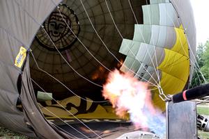 El cel d'Igualada s'omple amb una cinquantena de globus en el primer vol de l'European Balloon Festival