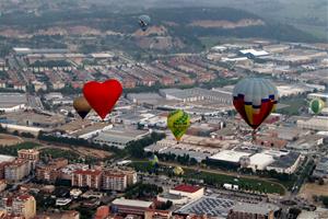 El cel d'Igualada s'omple amb una cinquantena de globus en el primer vol de l'European Balloon Festival