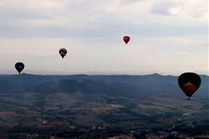 El cel d'Igualada s'omple amb una cinquantena de globus en el primer vol de l'European Balloon Festival