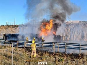 El conductor d'un camió resulta ferit en l'incendi d'un camió a la C-32 a Vilanova . Bombers