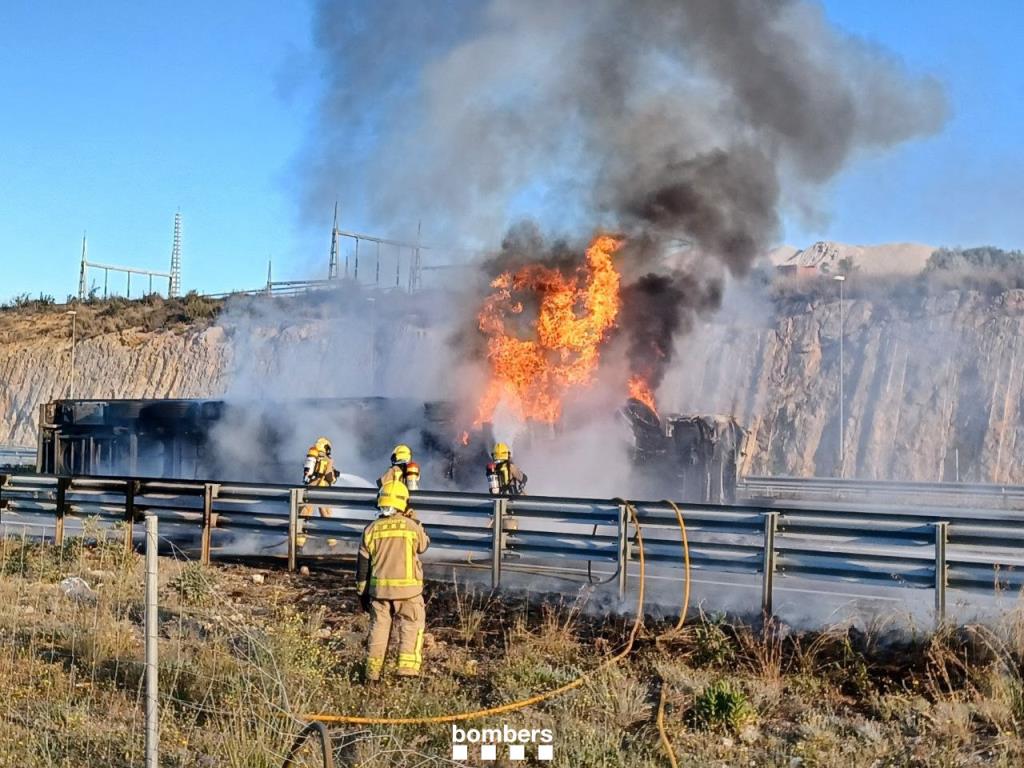 El conductor d'un camió resulta ferit en l'incendi d'un camió a la C-32 a Vilanova . Bombers