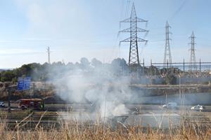 El conductor d'un camió resulta ferit en l'incendi d'un camió a la C-32 a Vilanova