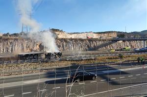 El conductor d'un camió resulta ferit en l'incendi d'un camió a la C-32 a Vilanova