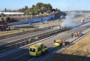 El conductor d'un camió resulta ferit en l'incendi d'un camió a la C-32 a Vilanova
