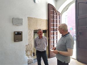 El Consell Comarcal de l’Alt Penedès recupera la placa original del carrer, que homenatja l’alcalde Hermenegild Clascar. CC Alt Penedès