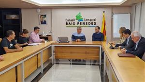 El Consell Comarcal es reuneix amb l'ACA i pagesos del Baix Penedès per estudiar l'aprofitament de l'aigua regenerada . CC Baix Penedès