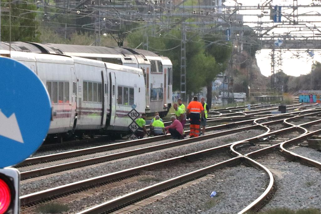 El descarrilament d'un tren sense passatgers a Vilanova i la Geltrú provoca retards a l'R2 Sud de Rodalies. ACN