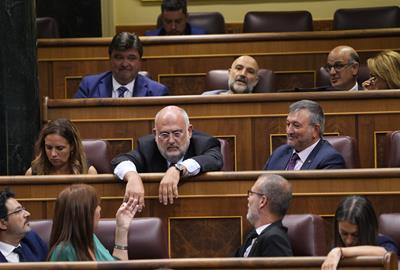 El diputat pendesencs Eduard Pujol (Junts) diu 'sí' en la votació de la investidura de Feijóo i després rectifica dient 'no'. ACN
