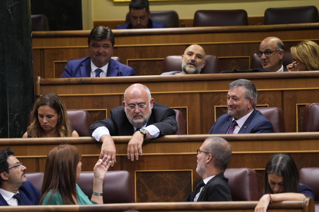 El diputat pendesencs Eduard Pujol (Junts) diu 'sí' en la votació de la investidura de Feijóo i després rectifica dient 'no'. ACN