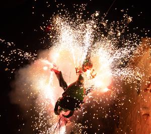 El Drac de Banyeres representa ‘La Volada del Drac’ aquest dissabte per Festa Major. Drac de Banyeres