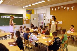 El Govern entregarà vals de 100 euros a casa dels alumnes de primària per a gastar en material escolar aquest estiu. ACN