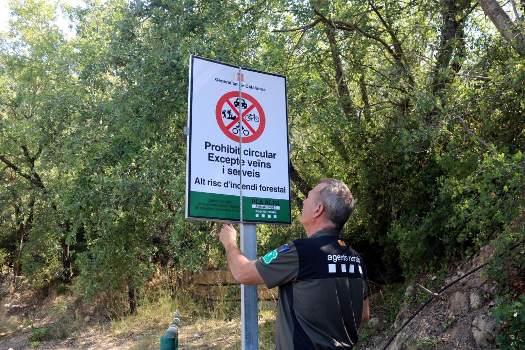 El Govern prohibeix fer foc en espais oberts i suspèn les activitats de lleure en zones forestals per alt risc d'incendi. ACN