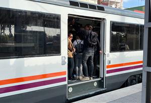 El Govern reforça el servei de bus per pal·liar els efectes de l'avaria a l'R2 Sud i expedienta Renfe. ACN