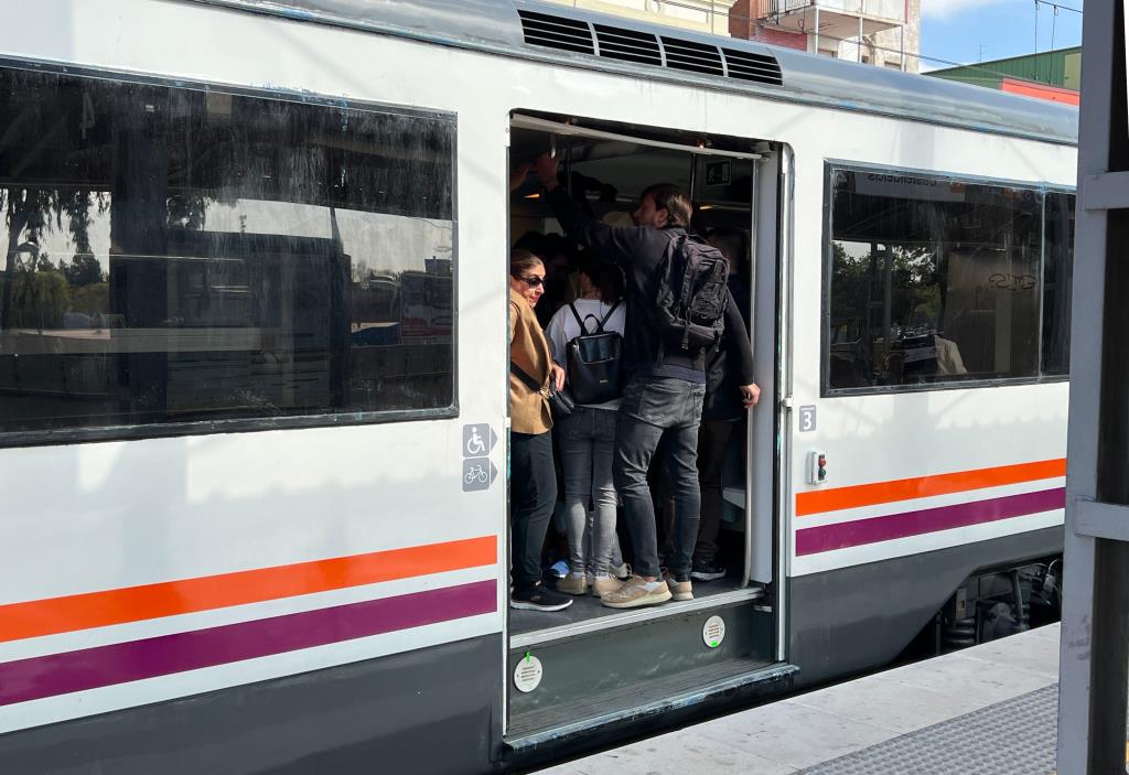 El Govern reforça el servei de bus per pal·liar els efectes de l'avaria a l'R2 Sud i expedienta Renfe. ACN