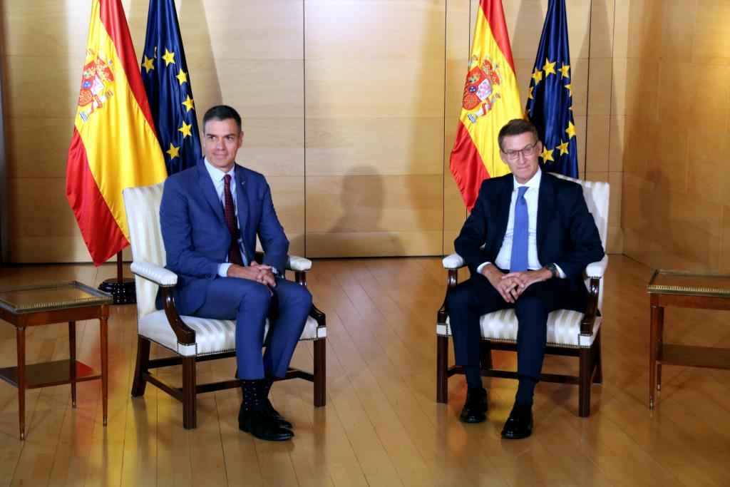 El líder del PSOE, Pedro Sánchez, i el líder del PP, alberto Núñez Feijóo, aquest dimecres al Congrés. ACN/ Roger Pi de Cabanyes