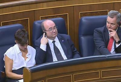 El ministre de Cultura en funcions, Miquel Iceta, amb una orellera en el primer ple amb traducció simultània . ACN