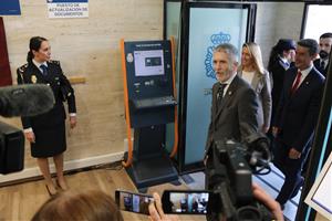 El ministre d'Interior, Fernando Grande-Marlaska, ha inaugurat aquest migdia la nova oficina del DNI del Vendrell. ACN