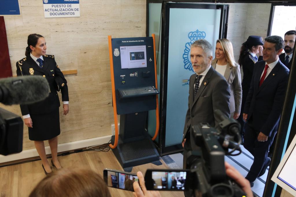 El ministre d'Interior, Fernando Grande-Marlaska, ha inaugurat aquest migdia la nova oficina del DNI del Vendrell. ACN