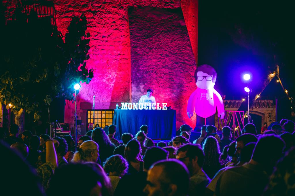 El Monocicle omple de música, festa i noves veus el Castell de Ribes. Cristián López