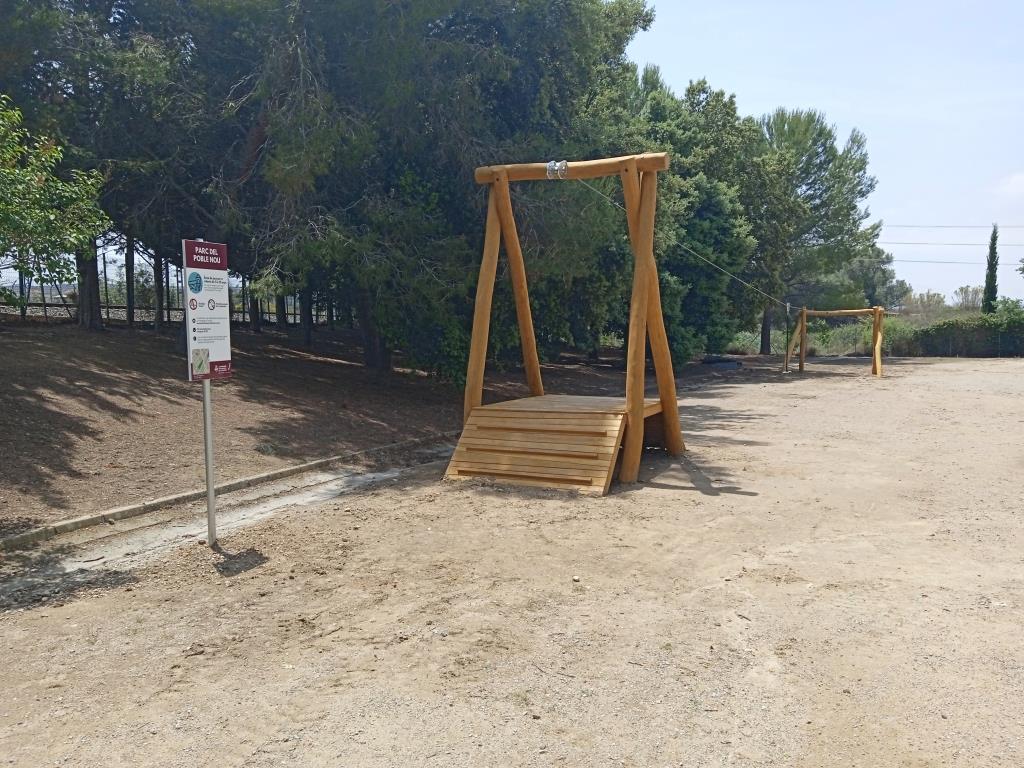 El parc del Poble Nou compta amb nous jocs infantils, entre els quals una tirolina de 30 metres. Ajuntament de Vilafranca