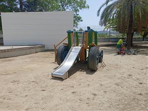El parc del Poble Nou compta amb nous jocs infantils, entre els quals una tirolina de 30 metres