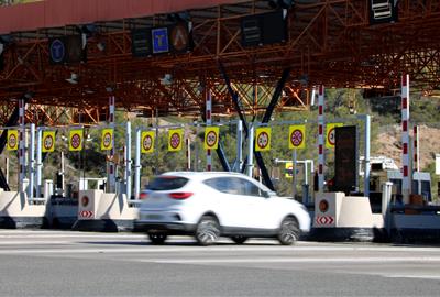 El Parlament aprova instar el Govern a estudiar la gratuïtat dels viatges recurrents a la C-32 sud. ACN