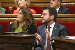 El president del Govern, Pere Aragonès, i la consellera Laura Vilagrà, durant el ple del Parlament. ACN / Bernat Vilaró