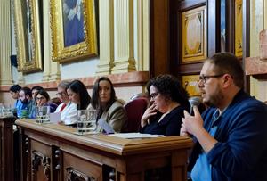 El regidor de Som Vng, Juanma Rodríguez, intervenint al ple de l'Ajuntament . Eix