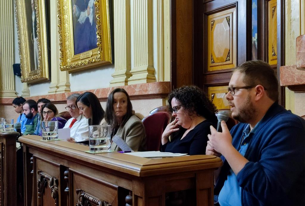 El regidor de Som Vng, Juanma Rodríguez, intervenint al ple de l'Ajuntament . Eix