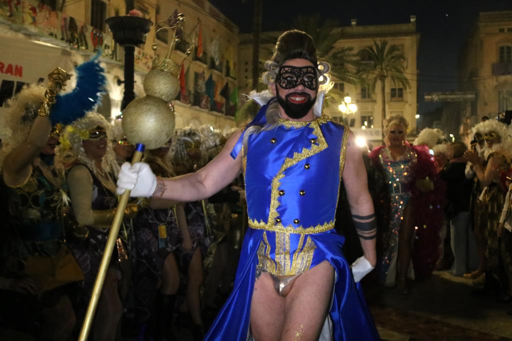 El rei Carnestoltes s’apodera de Vilanova i la Geltrú reivindicant la llibertat sexual i de gènere. ACN