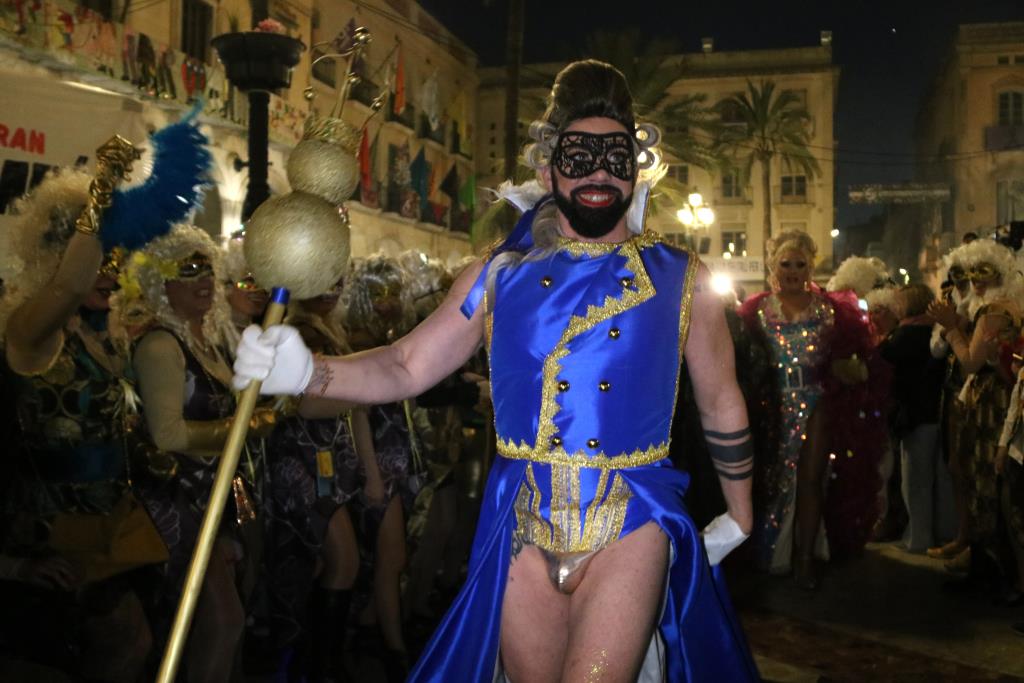 El rei Carnestoltes s’apodera de Vilanova i la Geltrú reivindicant la llibertat sexual i de gènere. ACN