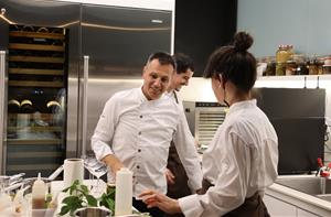 El xef sitgetà Oriol Castro al restaurant barceloní El Disfrutar. ACN