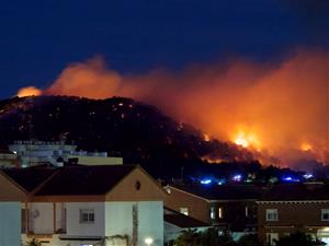 Els Bombers estabilitzen l'incendi rural i urbà de Calafell. ACN