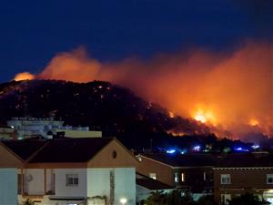 Els Bombers estabilitzen l'incendi rural i urbà de Calafell. ACN