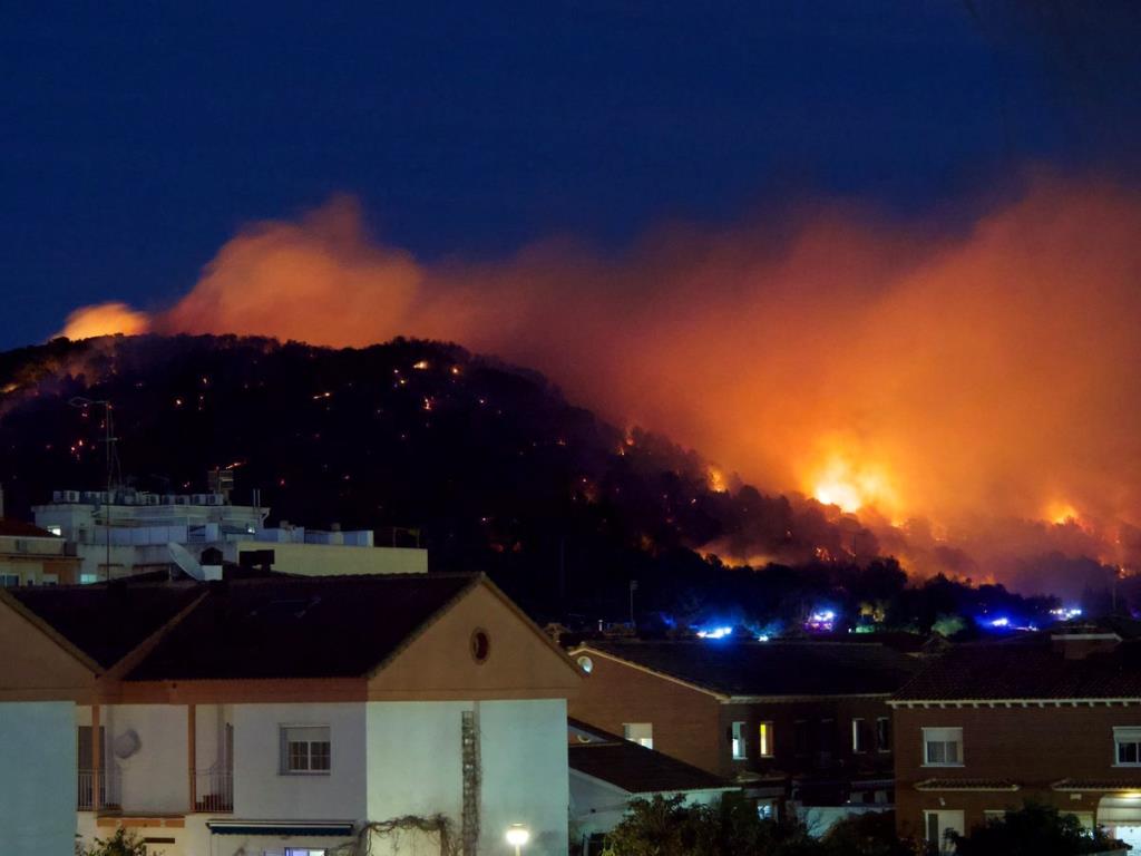 Els Bombers estabilitzen l'incendi rural i urbà de Calafell. ACN