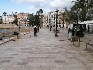 Els carrers del centre de Sitges reben una neteja extraordinària amb aigua. Ajuntament de Sitges