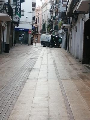 Els carrers del centre de Sitges reben una neteja extraordinària amb aigua