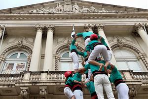 Els Castellers de Vilafranca desafien la pluja i porten els castells al centre de Lisboa. ACN