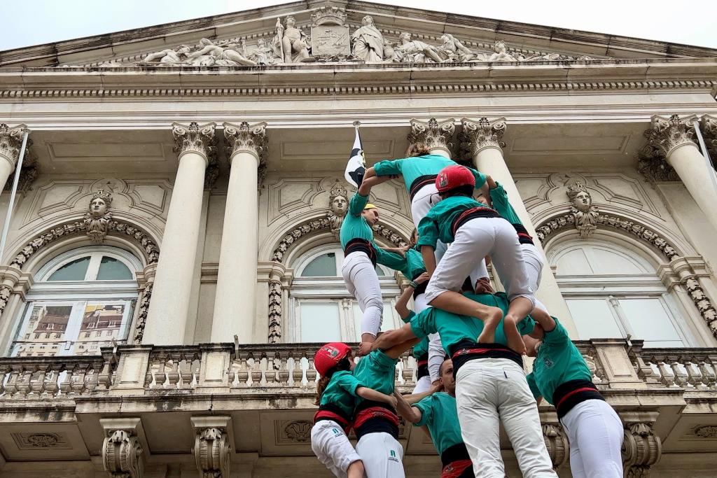 Els Castellers de Vilafranca desafien la pluja i porten els castells al centre de Lisboa. ACN