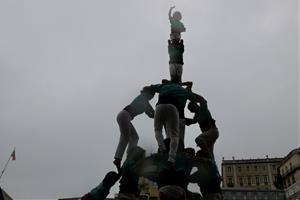 Els Castellers de Vilafranca desafien la pluja i porten els castells al centre de Lisboa