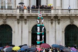 Els Castellers de Vilafranca desafien la pluja i porten els castells al centre de Lisboa