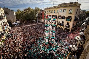 Els Castellers de Vilafranca fan història i carreguen l’inèdit 9 de 9 amb folre a la diada de Tots Sants. ACN