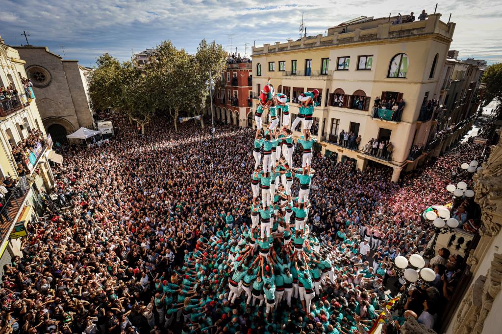 Els Castellers de Vilafranca fan història i carreguen l’inèdit 9 de 9 amb folre a la diada de Tots Sants. ACN